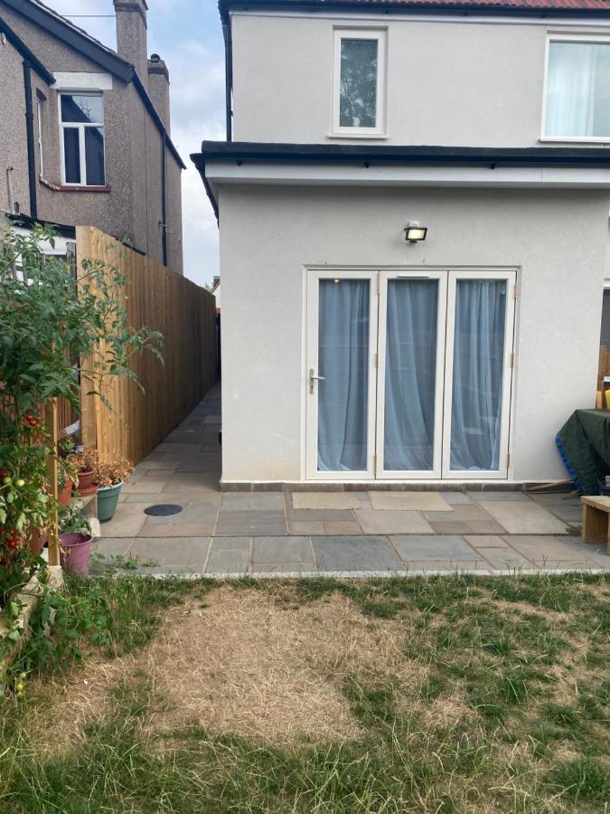 Apartamento Phlox Garden Sutton  Exterior foto